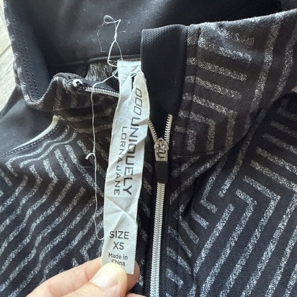UNIQUELY Lorna Jane Women Black White Track Jacket Size XS Zip Up Collar - Picture 8 of 8
